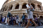 El Coliseo se inclina cada día más