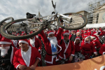 Cientos de Santa Claus en bicicleta invaden Roma