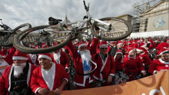 Cientos de Santa Claus en bicicleta invaden Roma