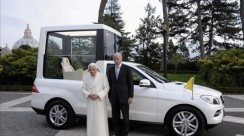 El nuevo Papamóvil recorre el Vaticano